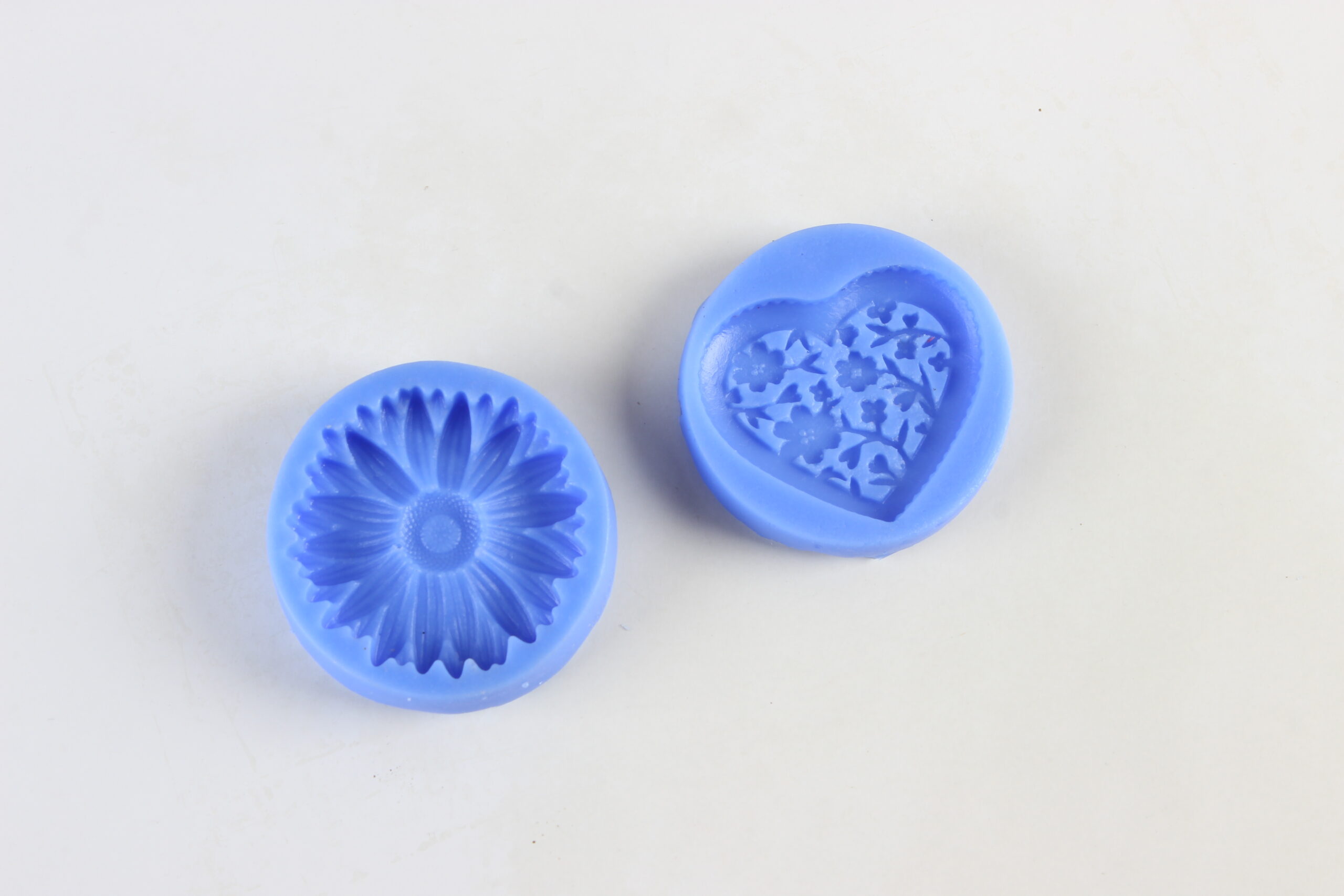 2200-106-scaled بودکور مالد سيليکوني گل کوکب و قلب طرحدار 2200106 - تصویر 1