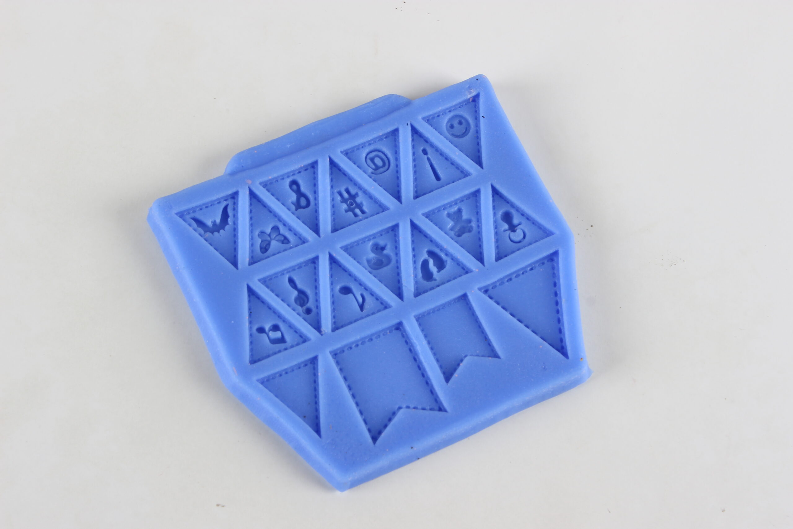 2200-167-scaled بودکور مالد سيليکوني آويز اتيکتي مثلثي 2200167 - تصویر 1