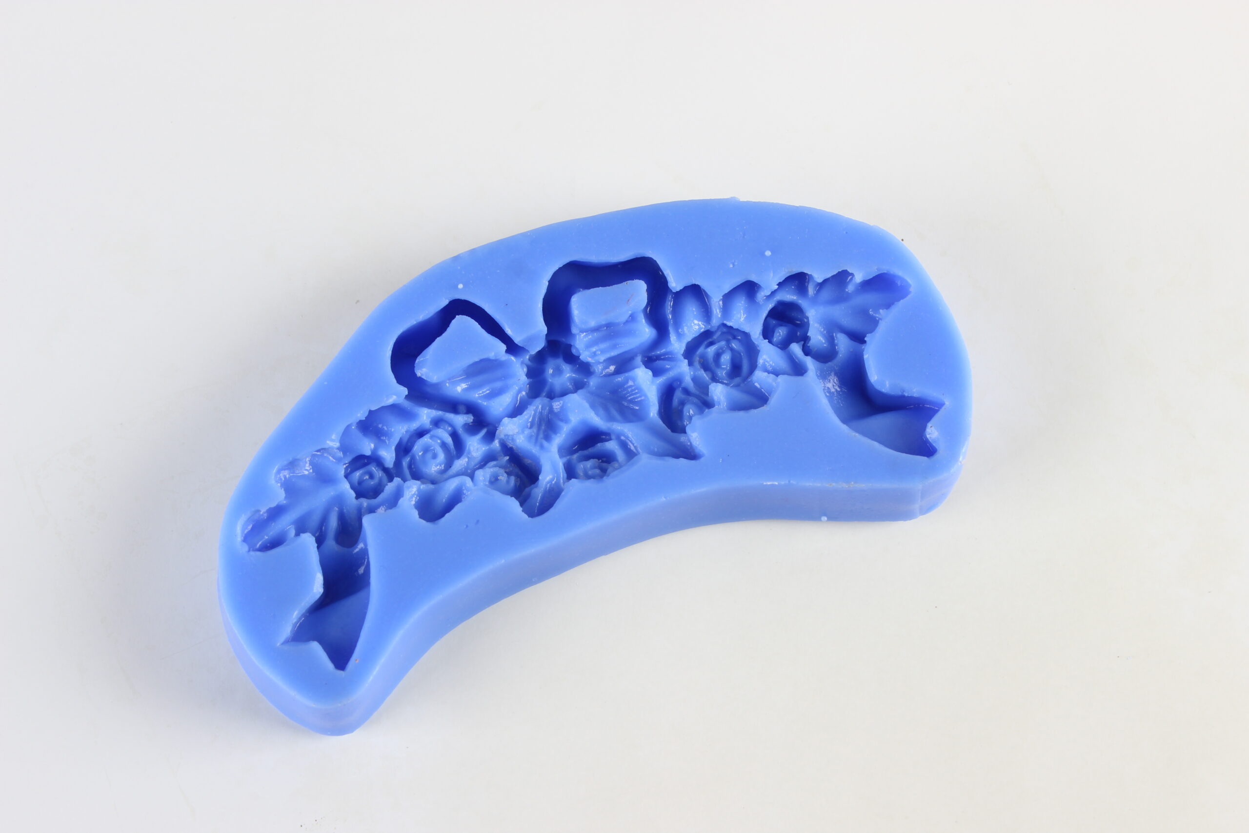 2200-317-scaled بودکور مالد سيليکوني حاشيه گل رز و پاپيون 2200317 - تصویر 1